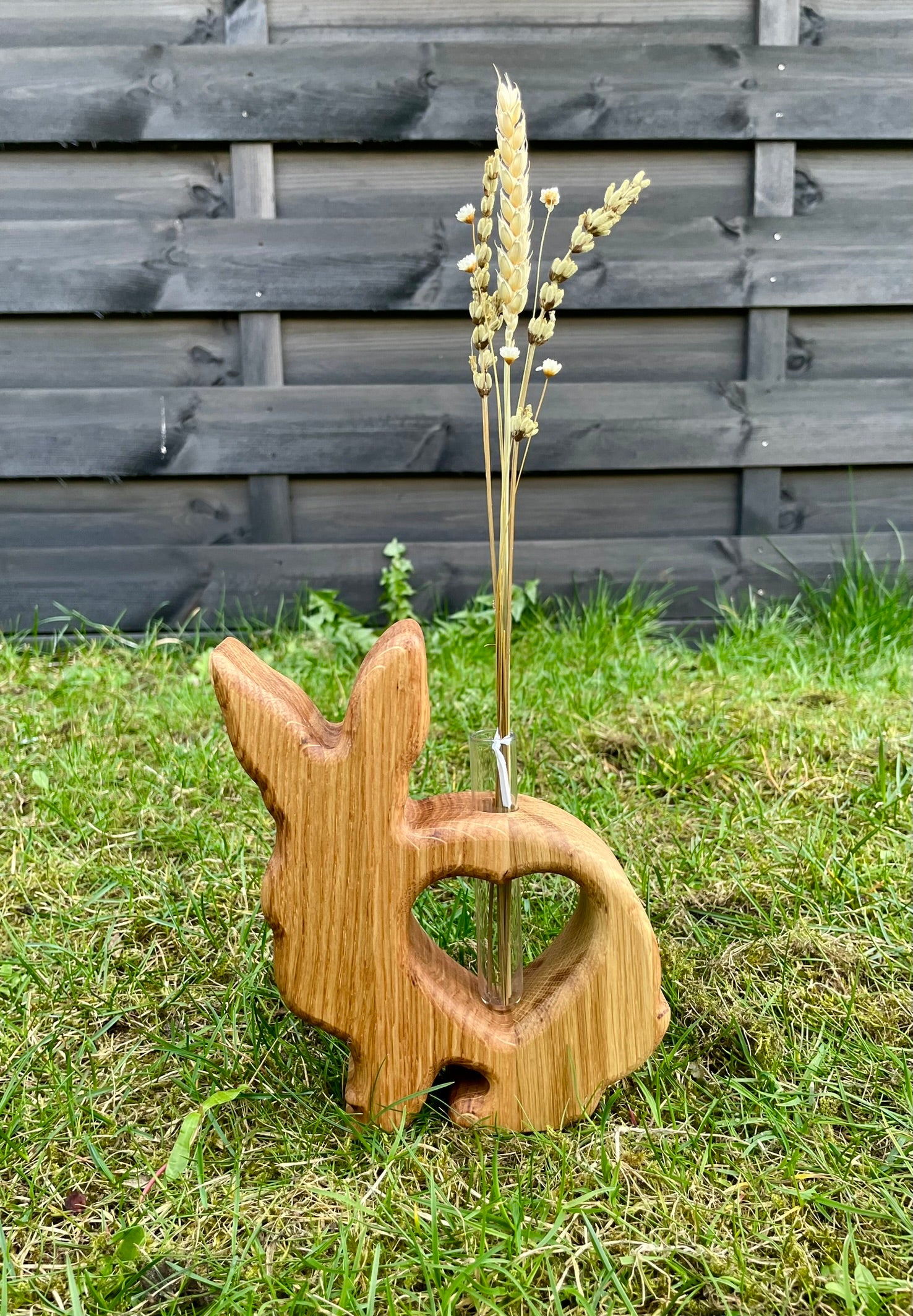 Vase in Kontur eines Hasen mit Herzausschnitt