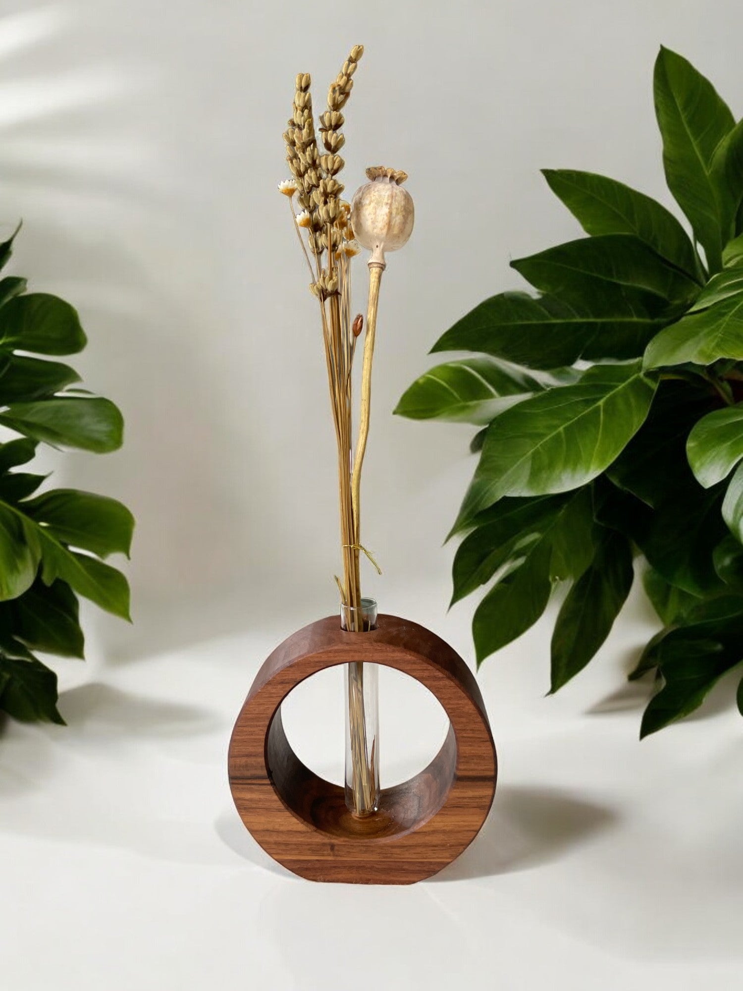Vase Kreisrund mit Lochausschnitt aus Nussbaum