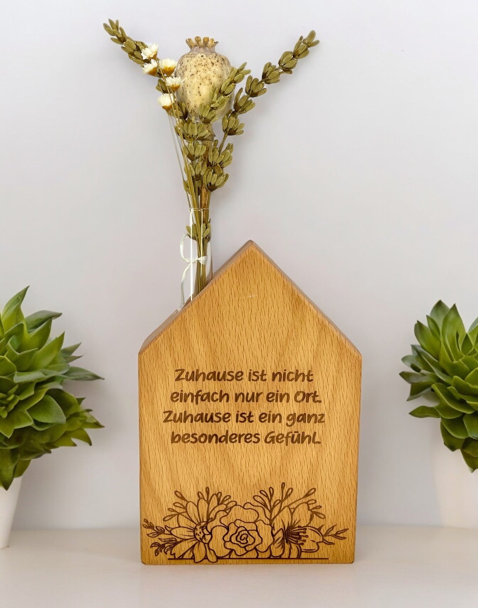 Holzvase in Hausform mit Gravur
