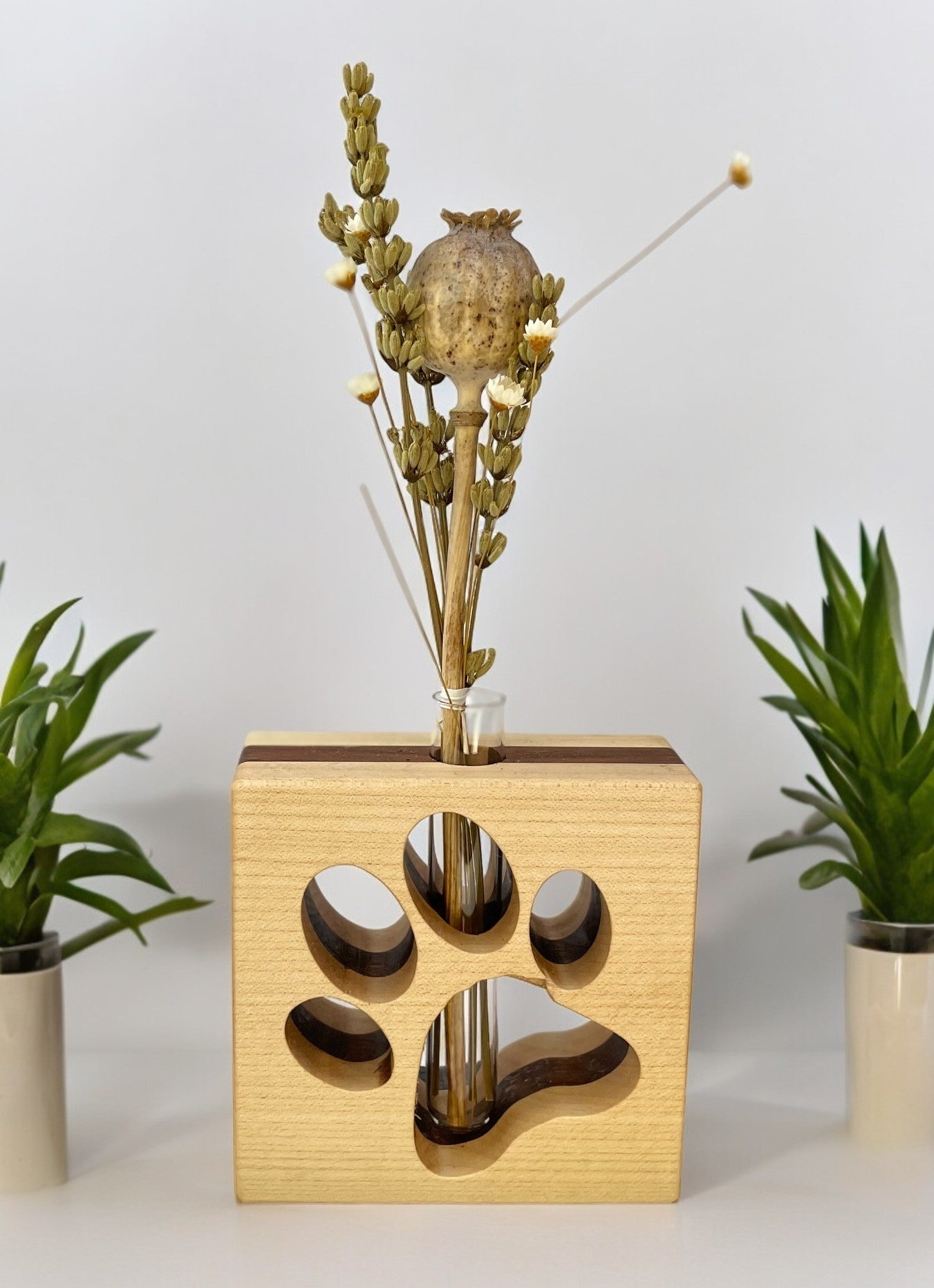 Quadratische Vase mit ausgeschnittener Pfote