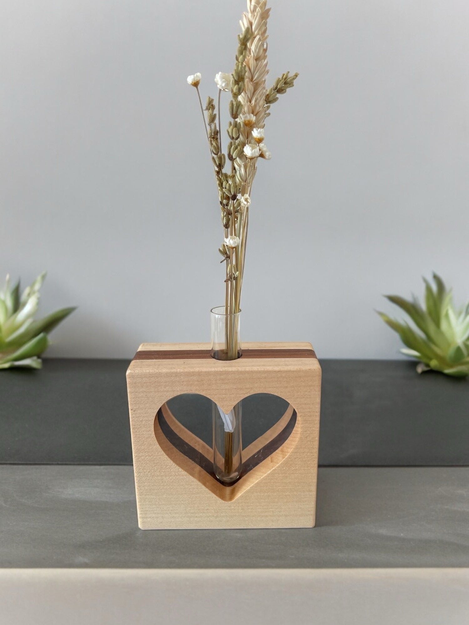 Quadratische Vase mit ausgeschnittenen Herz