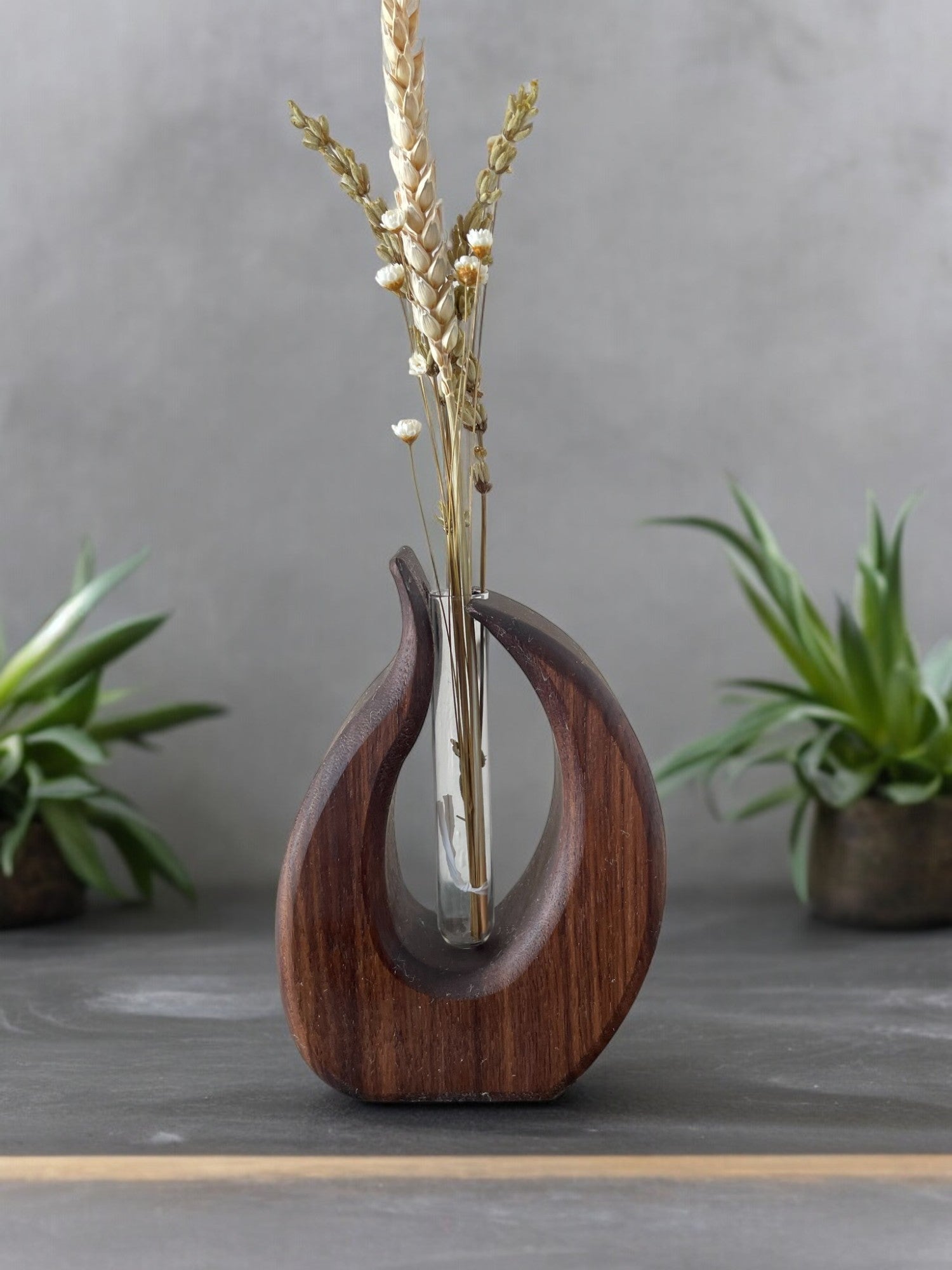 Vase geschwungen "Flamme" aus Nussbaum