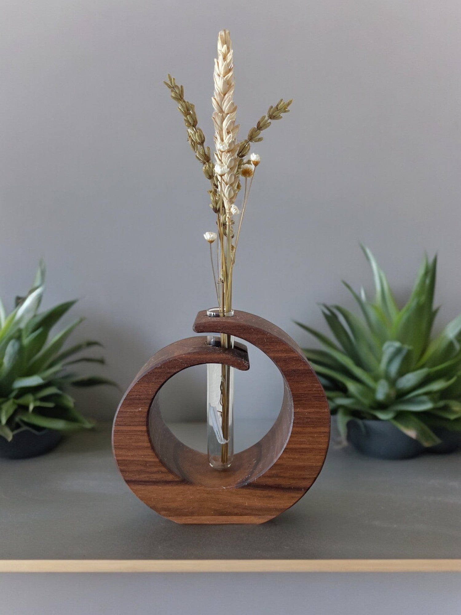 Holz Vase aus Nussbaum geschwungen