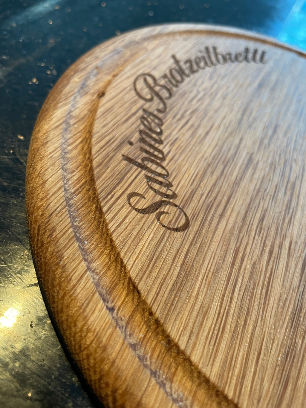 personalisiertes Brotzeitbrett in Rund aus Eichenholz mit Saftrinne