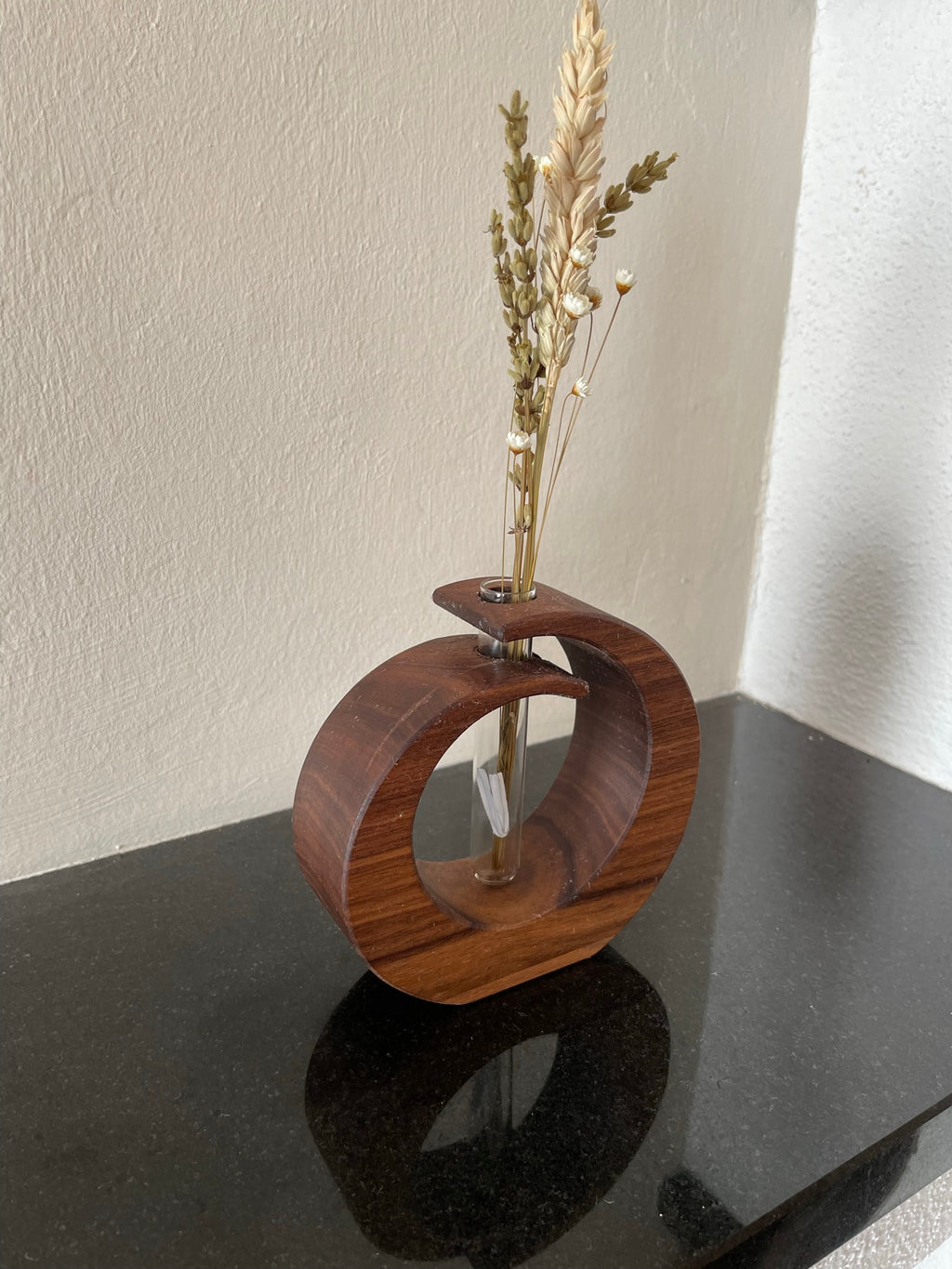 Holz Vase aus Nussbaum geschwungen