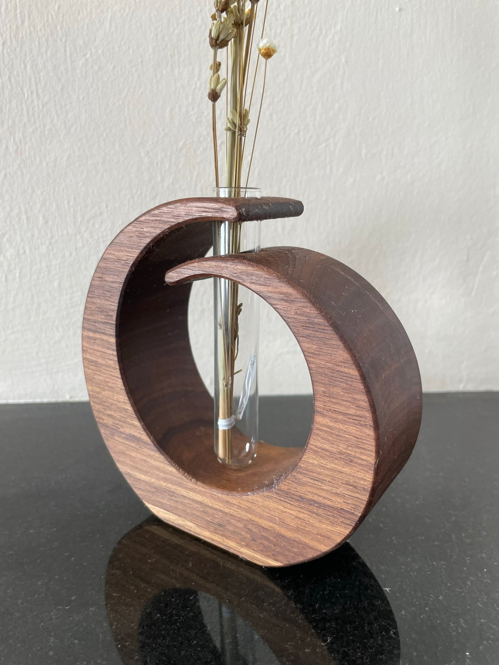 Holz Vase aus Nussbaum geschwungen