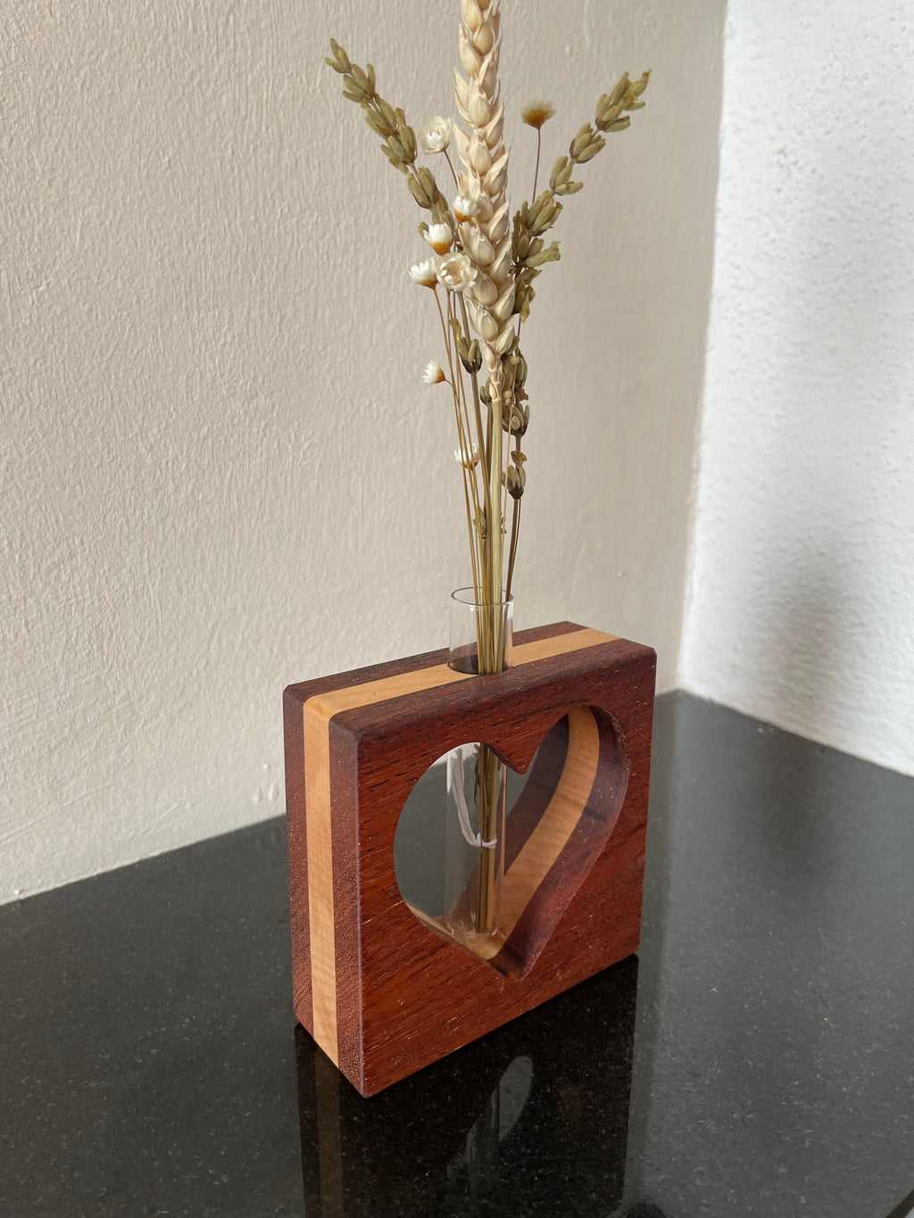 Quadratische Vase mit ausgeschnittenen Herz