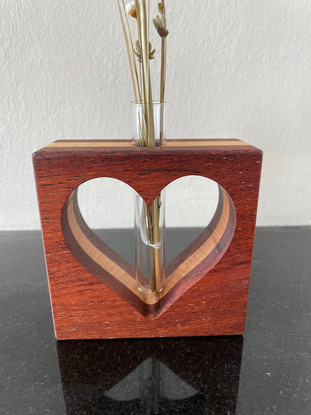 Quadratische Vase mit ausgeschnittenen Herz