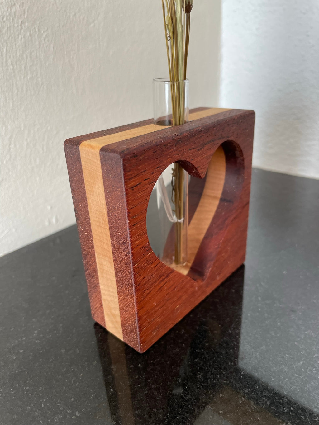 Quadratische Vase mit ausgeschnittenen Herz