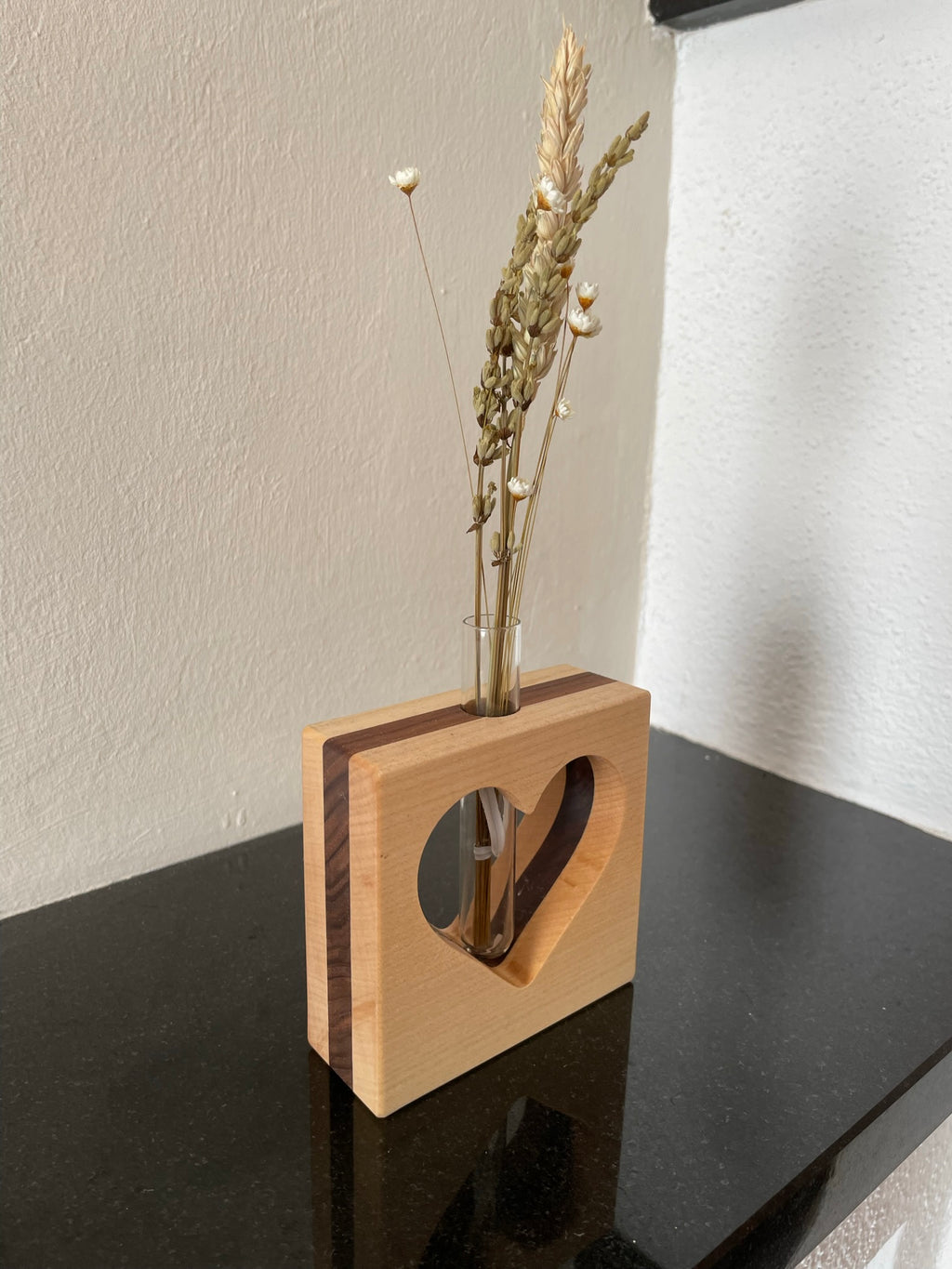 Quadratische Vase mit ausgeschnittenen Herz