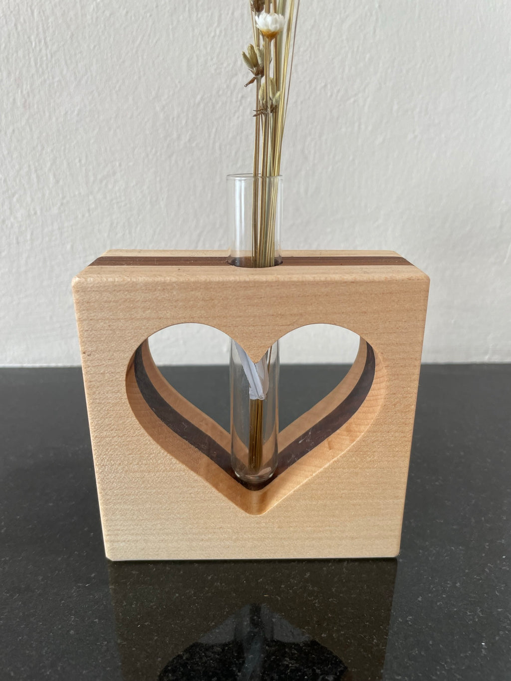 Quadratische Vase mit ausgeschnittenen Herz