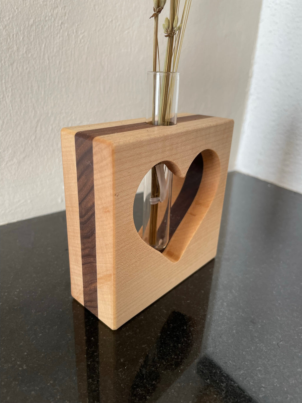 Quadratische Vase mit ausgeschnittenen Herz