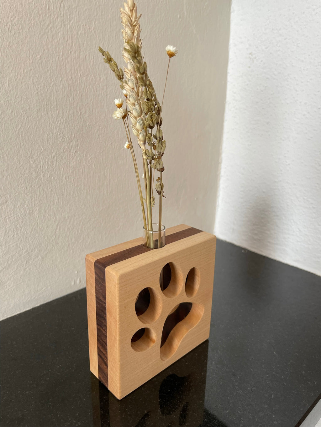 Quadratische Vase mit ausgeschnittener Pfote