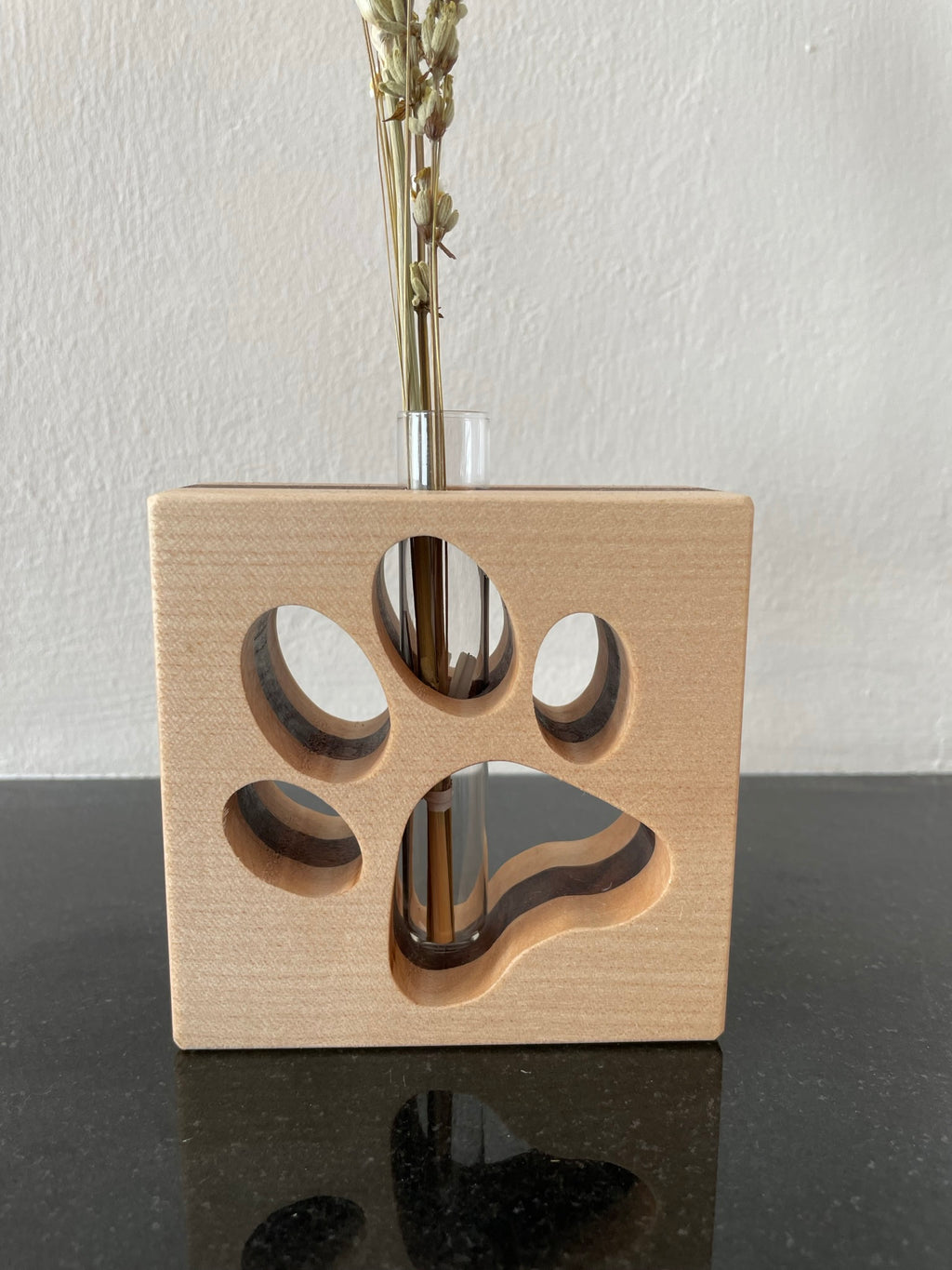 Quadratische Vase mit ausgeschnittener Pfote