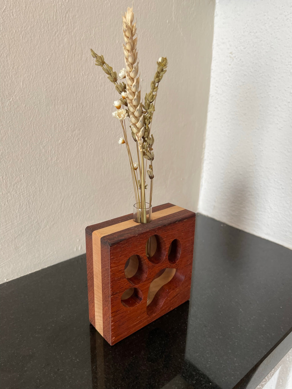 Quadratische Vase mit ausgeschnittener Pfote