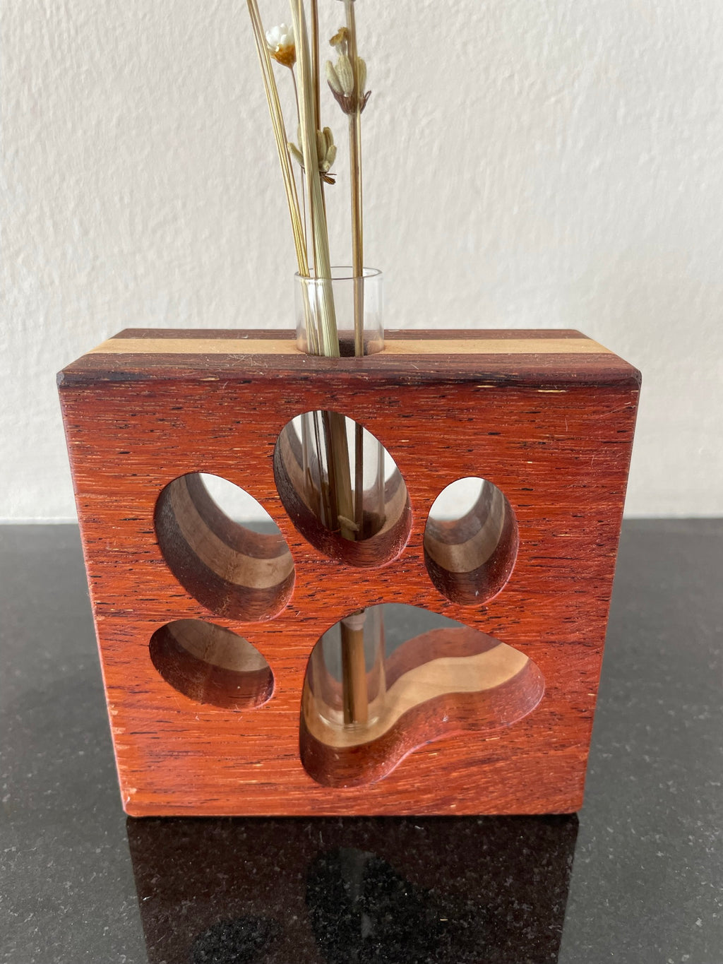 Quadratische Vase mit ausgeschnittener Pfote