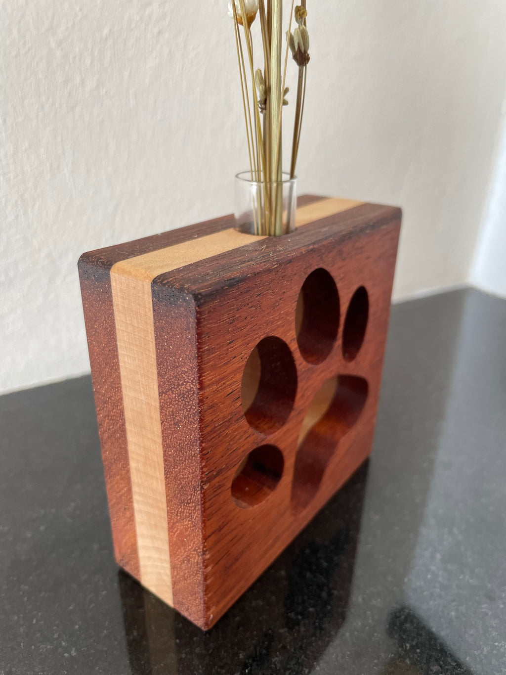 Quadratische Vase mit ausgeschnittener Pfote