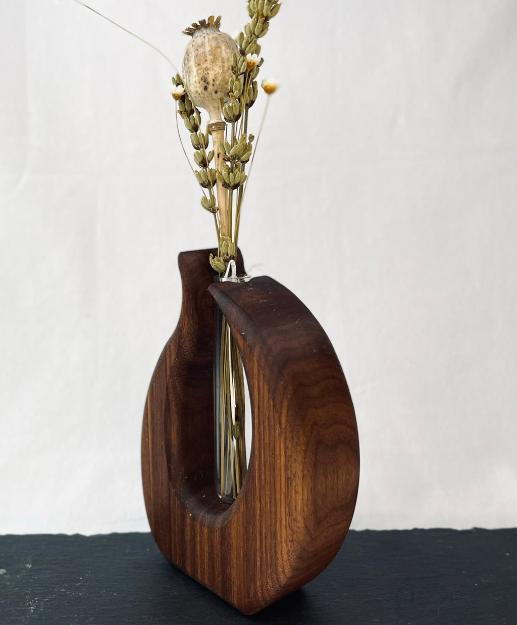 Vase geschwungen "Flamme" aus Nussbaum