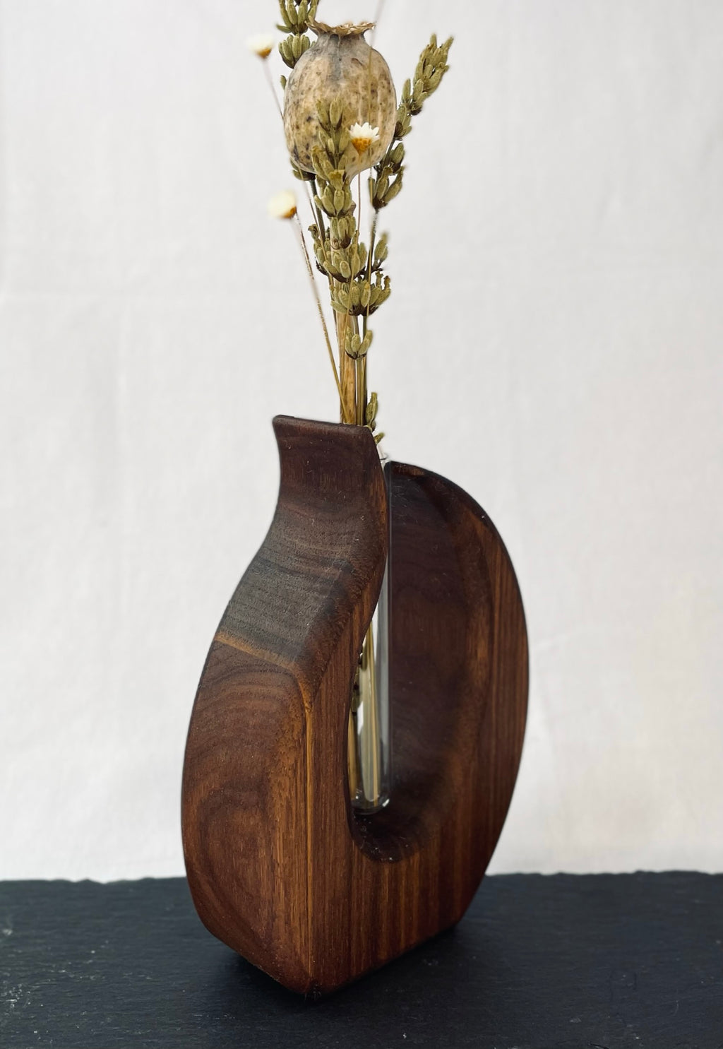 Vase geschwungen "Flamme" aus Nussbaum