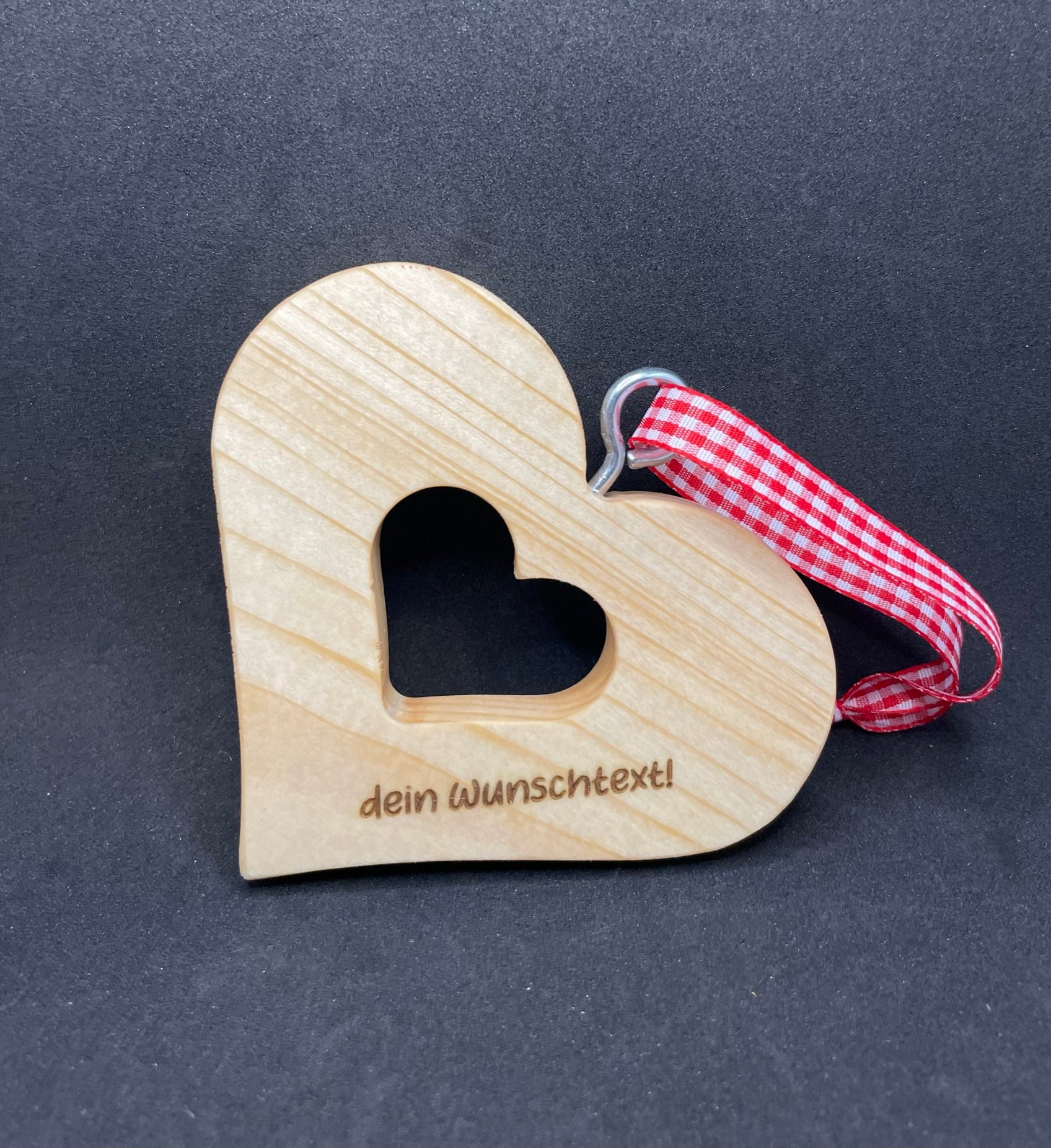 personalisiertes Holzherz mit Text graviert zum aufhängen