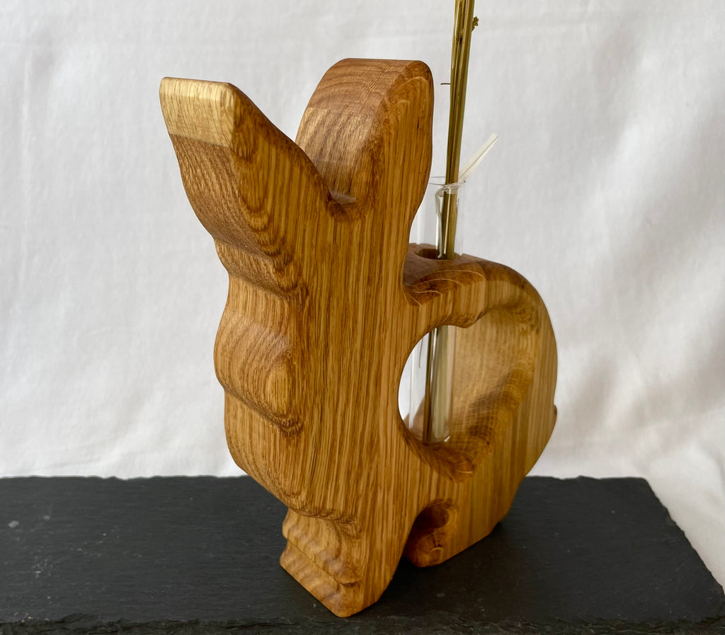 Vase in Kontur eines Hasen mit Herzausschnitt