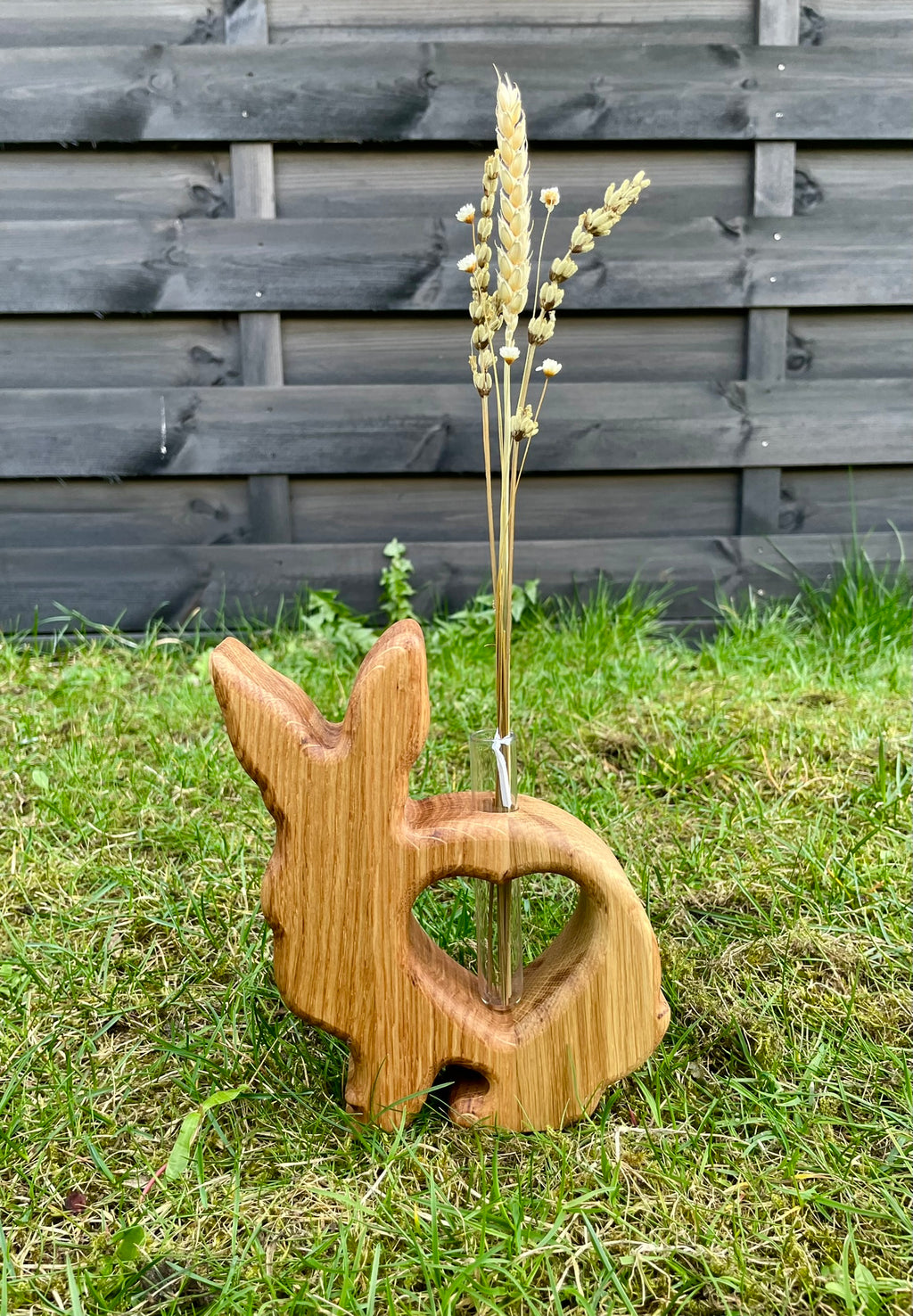 Vase in Kontur eines Hasen mit Herzausschnitt