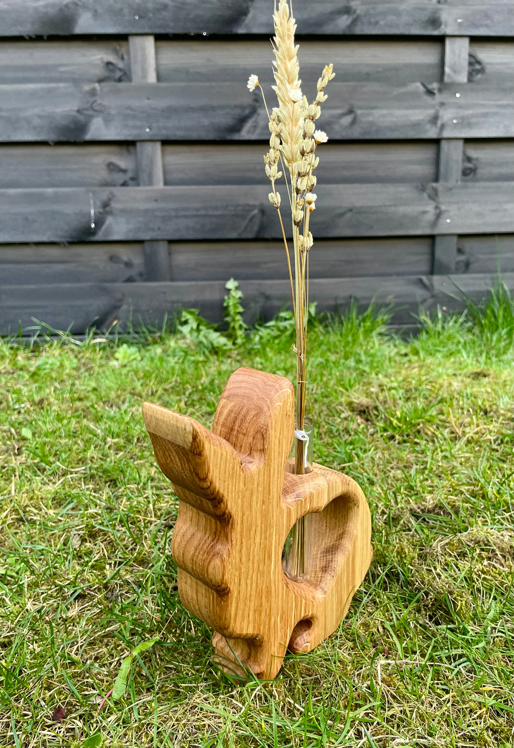 Vase in Kontur eines Hasen mit Herzausschnitt