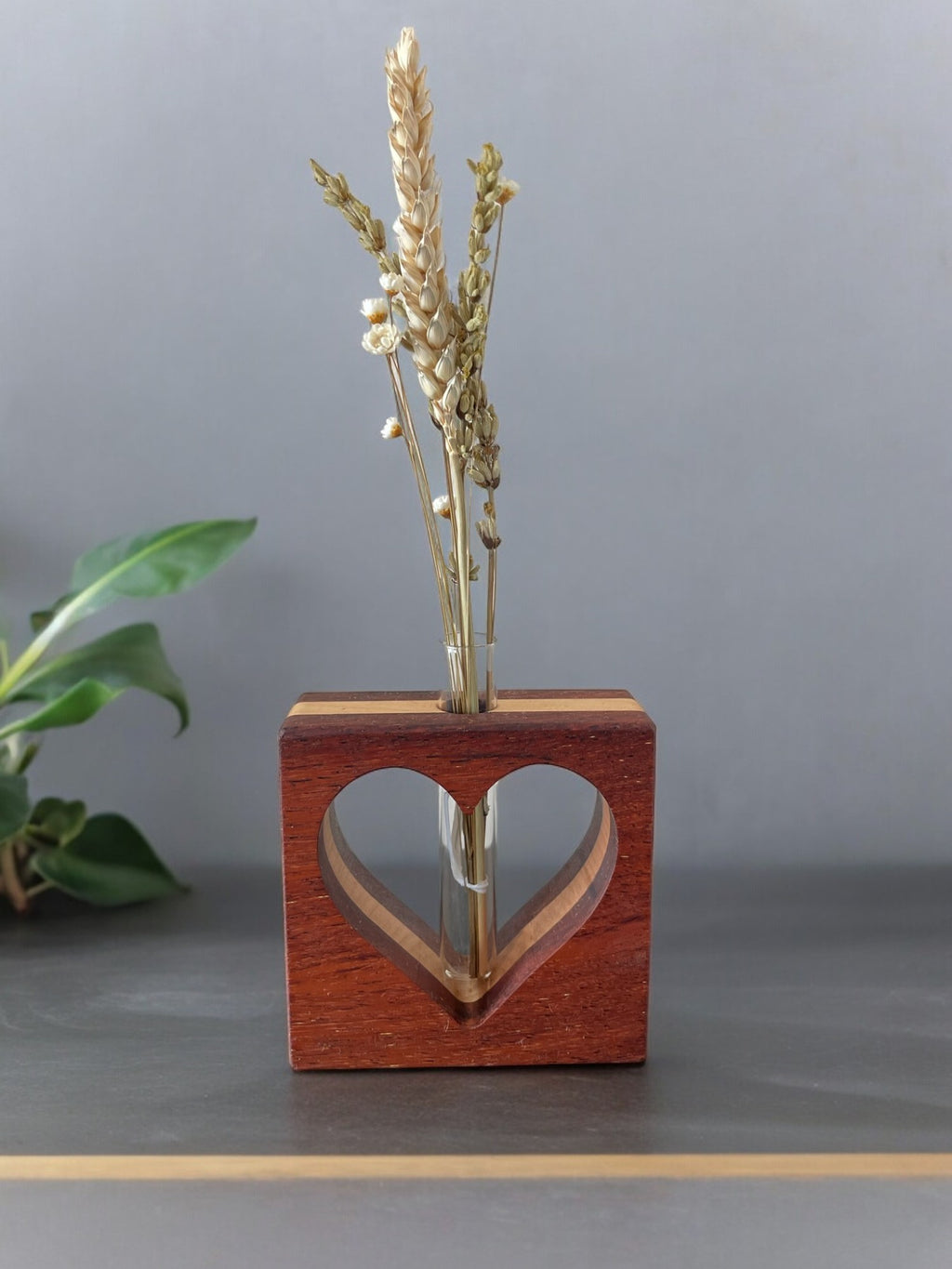 Quadratische Vase mit ausgeschnittenen Herz