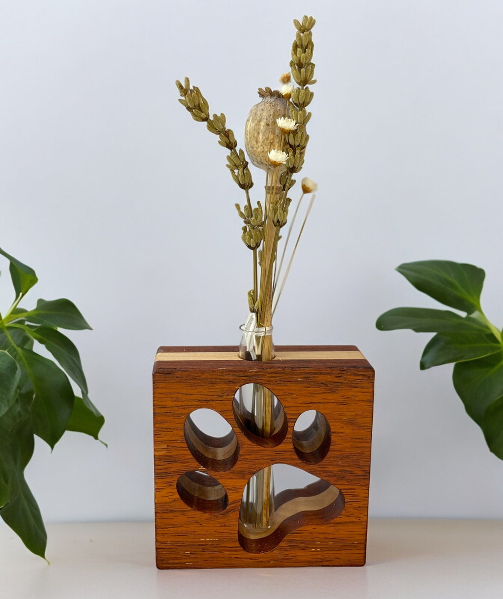 Quadratische Vase mit ausgeschnittener Pfote
