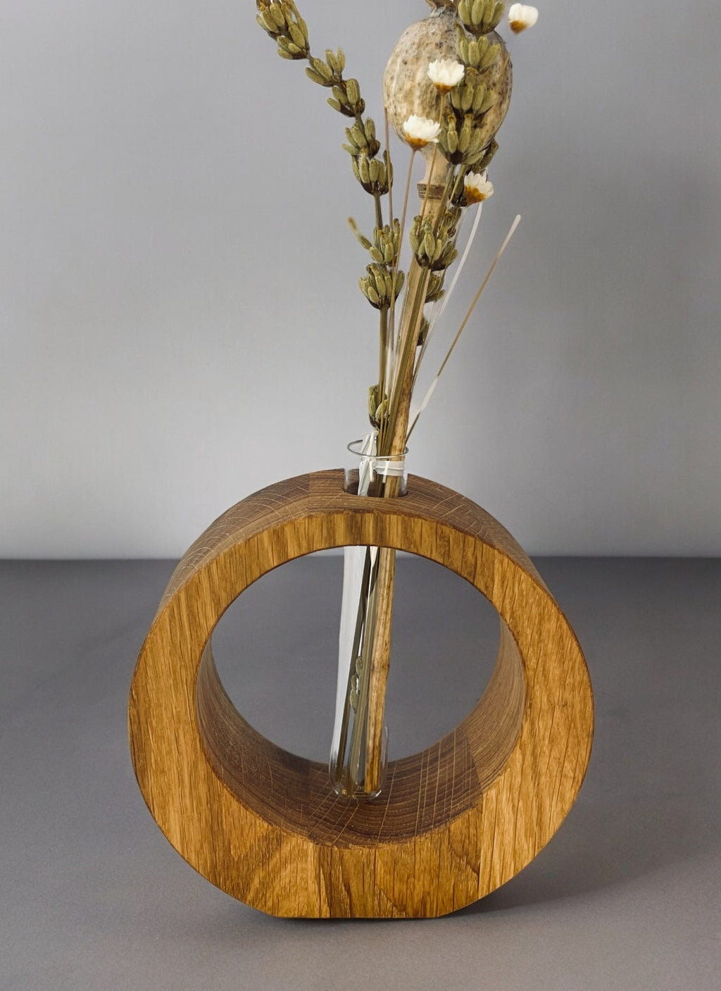 Vase Kreisrund mit Lochausschnitt aus Eiche