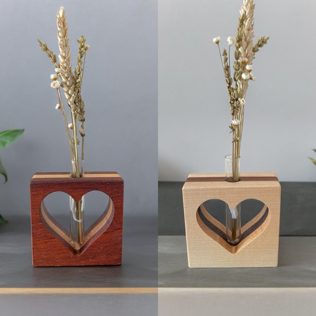 Quadratische Vase mit ausgeschnittenen Herz